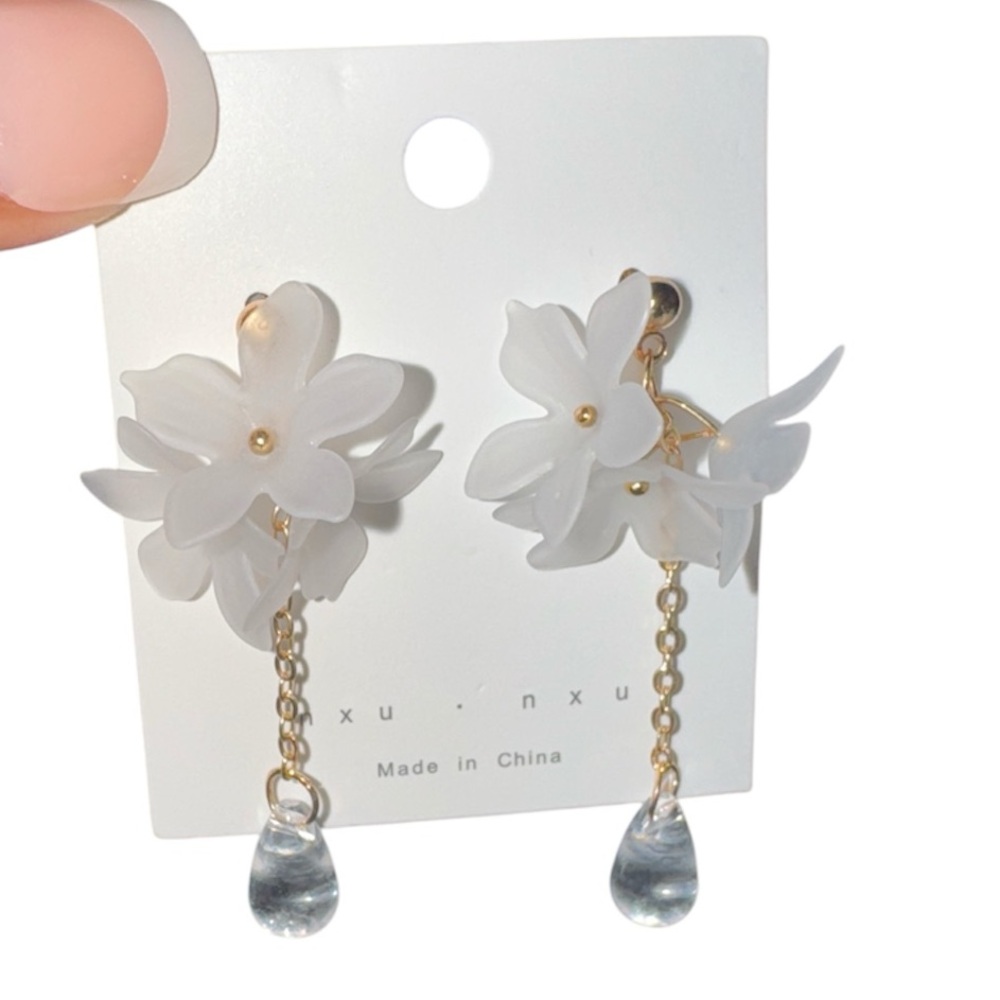 Elegant White Floral Teardrop Earrings